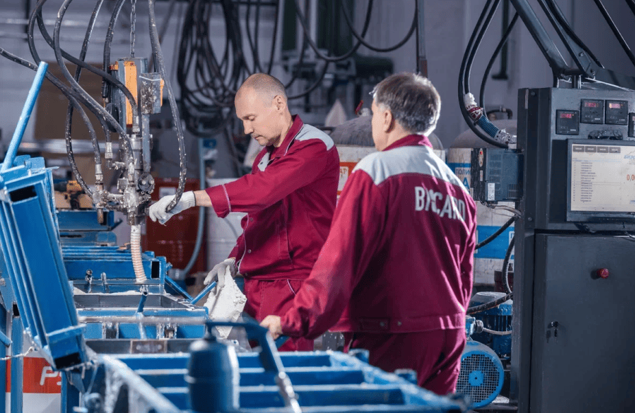 Инженеры Biocard на производстве термоконтейнеров для перевозки грузов с строгим температурным режимом по РФ и миру