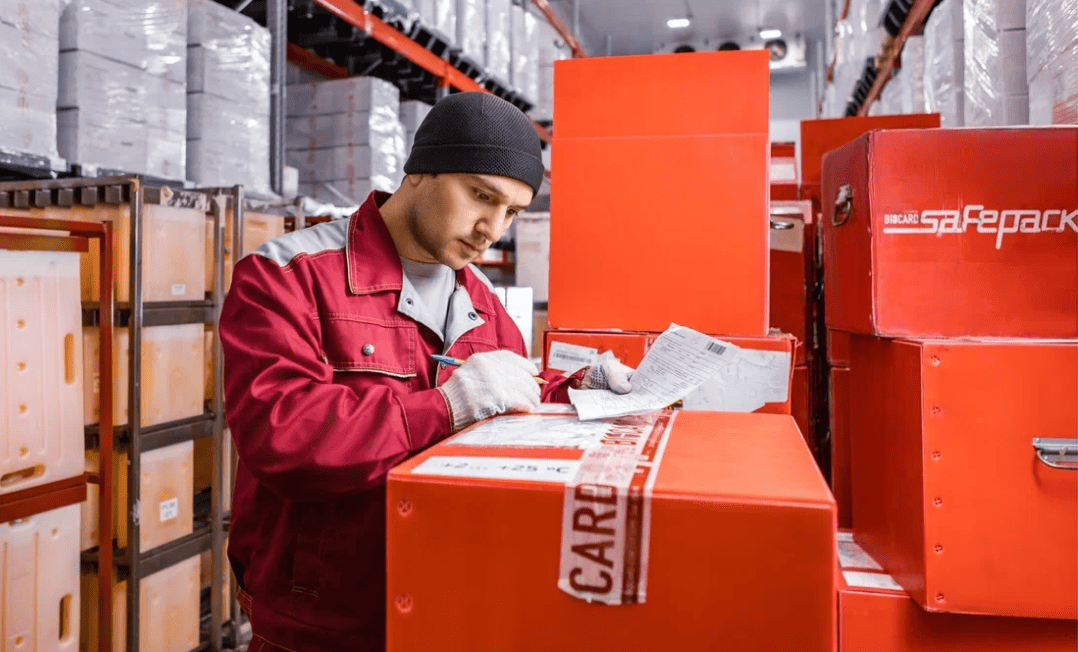 Сотрудник температурного склада Biocard заполняет заявку на температурные грузоперевозки по России и миру