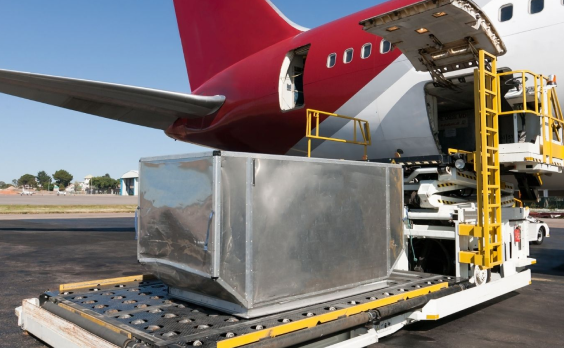 Контейнер с термозависимым грузом погружают в самолет. Biocard - авиаперевозки грузов с температурным режимом по РФ и миру