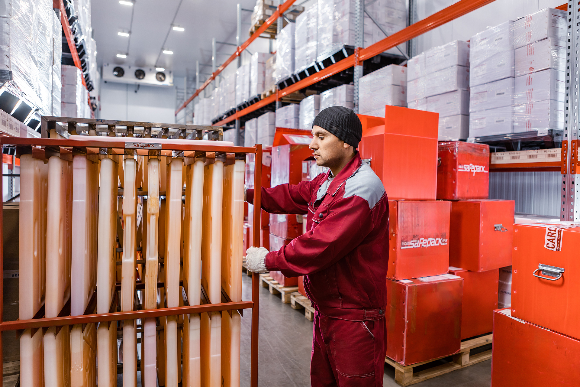 Грузчик фармацевтического склада в Москве за работой. Biocard - перевозки грузов с температурным режимом по РФ и миру