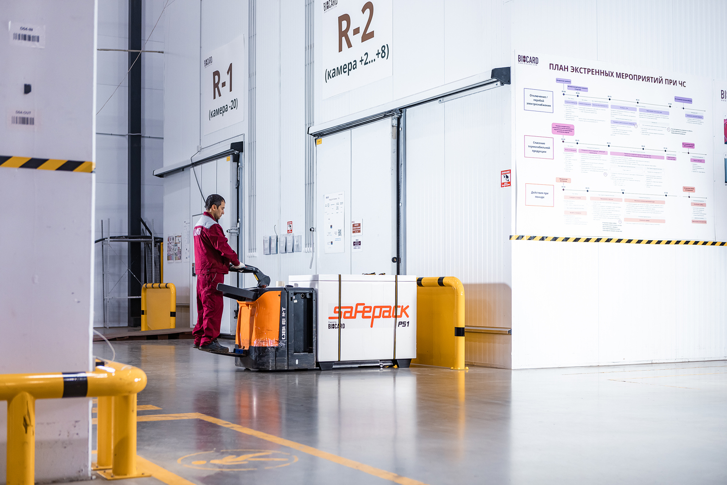 Сотрудник на медицинском складе Biocard перемещает термоконтейнер Safepack PS1 для хранения и перевозки температурных грузов